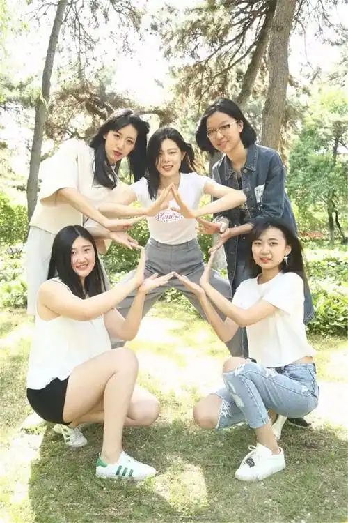 团建合照超有创意的五大合照造型姿势get新技能分享收藏