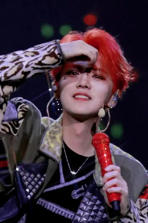 鹿晗超话#鹿晗三巡演唱会#鹿晗上海场红发美神