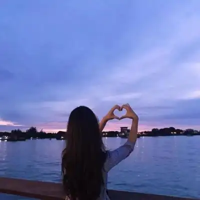 微信头像一个人在海边图片 美女