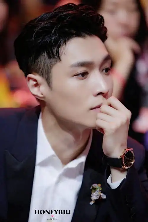 男明星五彩斑斓的黑##张艺兴翅膀特效#黑西装魅力的完成度搭配艺兴