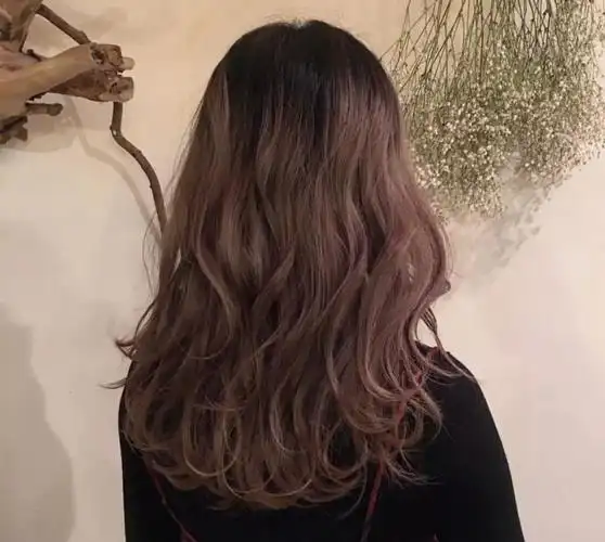 卷发发型女中长发背面