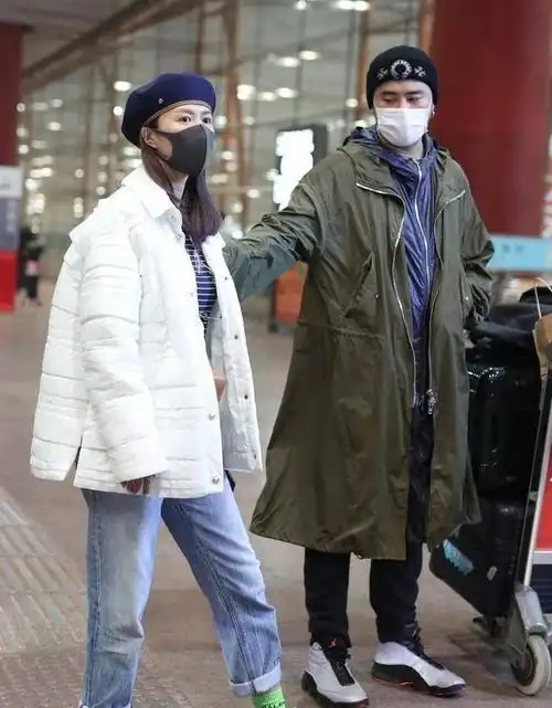 原创谭维维罕见带老公现身陈亦飞紧跟老婆夫妇发脾气都一个表情