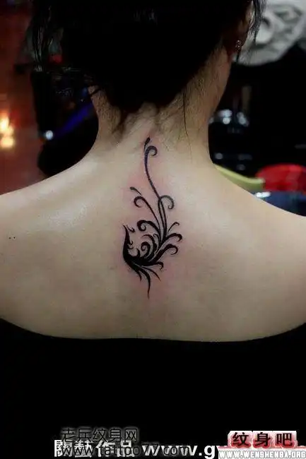 美女背部精美的图腾凤凰纹身图案