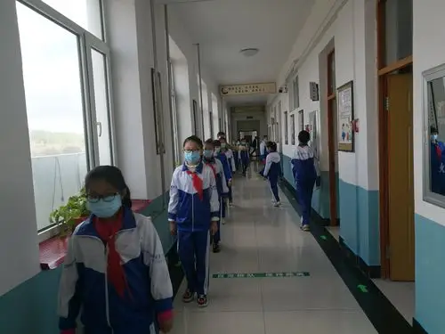 错时下课,分批次(保持1米距离)按规定路线去卫生间,方便后用洗手液