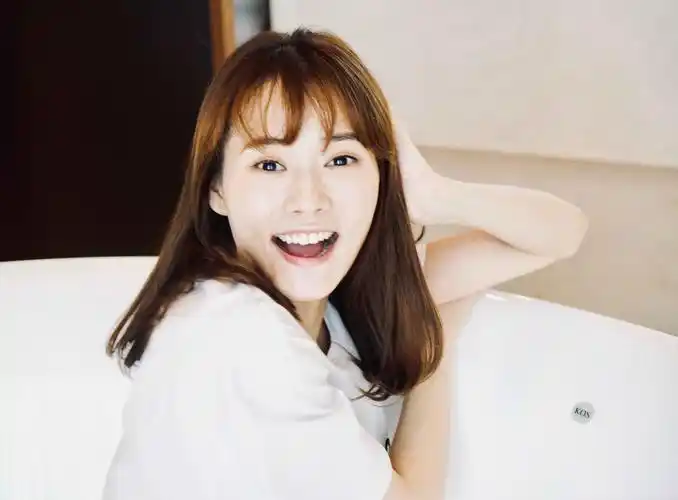 柴碧云自然系胶片美图曝光眉清目秀勾勒青春姿态