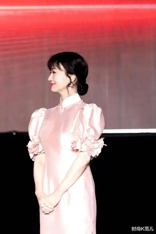 赵雅芝出席活动,穿一条粉色泡泡袖连衣裙,温柔减龄又显气质!