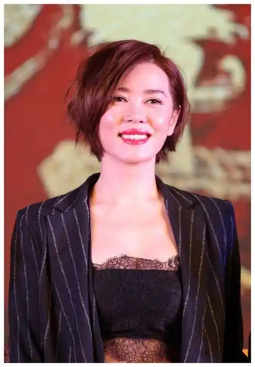 余男放大招秀身材,蕾丝抹胸外露性感妖娆,浓艳红唇真妩媚_西装_气质