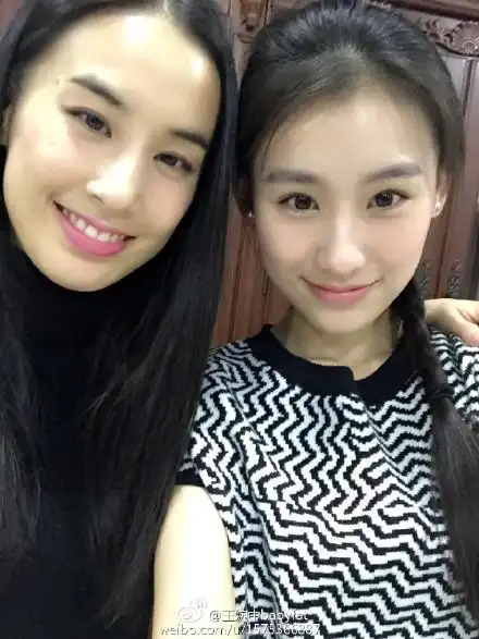 杨子携美女亲密同游和黄圣依似双胞胎