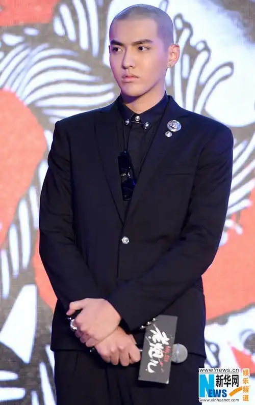 吴亦凡光头亮相《老炮儿》发布会 冯小刚自嘲为表演"新人"【组图】 (7