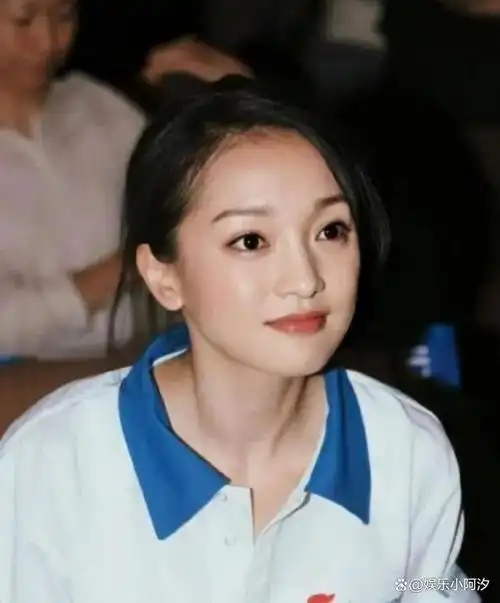 周迅即便现年近50岁,依然展现出小巧的脸蛋,大眼睛和双眼皮的特征