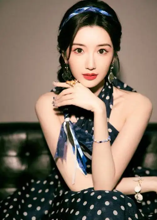 毛晓彤甜美风波点裙造型来咯明艳美丽的公主殿下