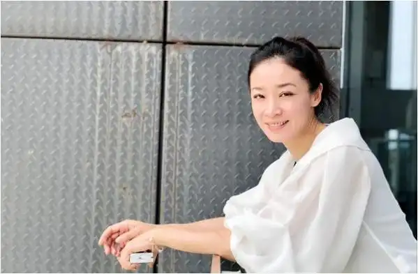 李乃文辟谣婚姻传闻,强调与黄曼无关,47岁婚姻真相仍成谜