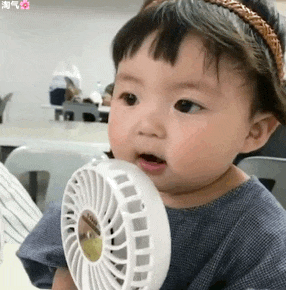 可爱女孩纸-手持小风扇吹风散热表情包-表情包网站