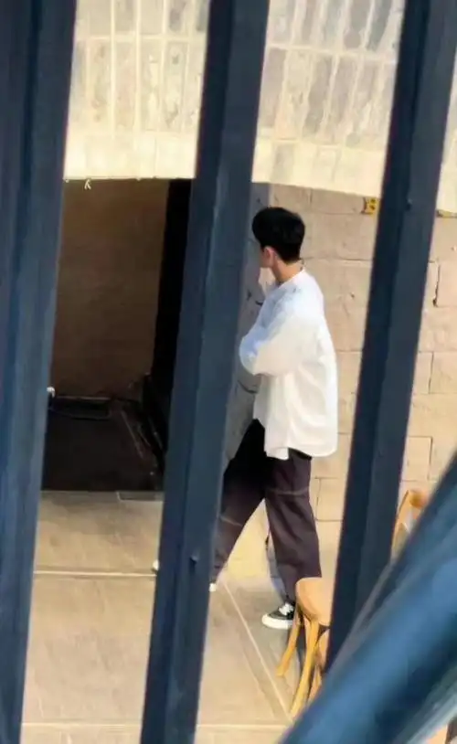 肖战骄阳伴我白衬衫路透来了,糊图都挡不住的帅气