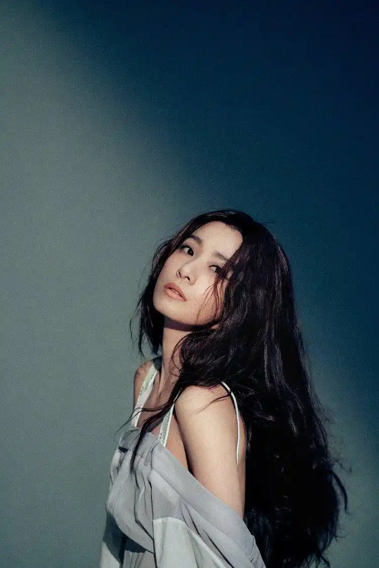 田馥甄带着她的最新单曲悬日来了歌词直面感情中的断舍离