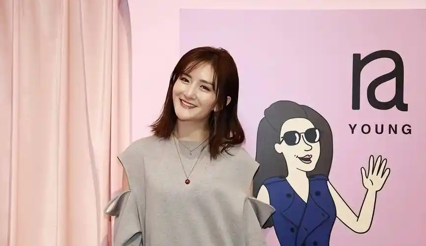 谢娜的穿着哪像结了婚的女人,短卫衣配长裙,素颜看着也很显嫩_造型