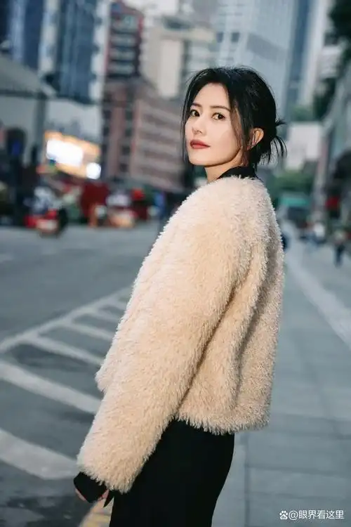 高圆圆穿黑装配毛绒外套,双手插兜酷飒有型