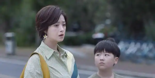 《小舍得》,同是孩子被欺负,田雨岚忍气吞声,夏君