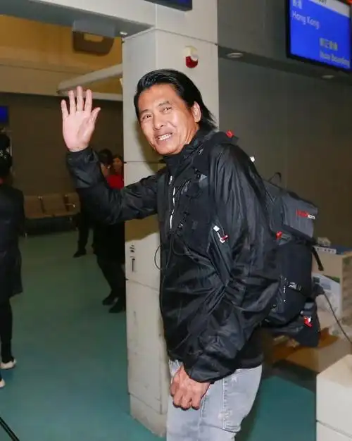 周润发排队购买香港街头廉价盒饭,裸捐身家的钱就这样省出来了|香港