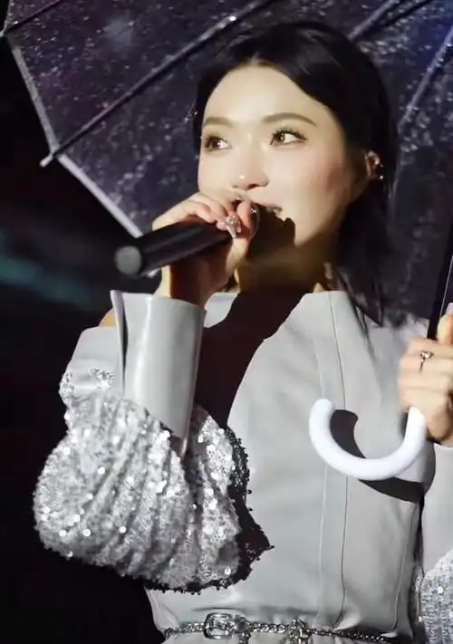 安徽:庄心妍冷天穿裙子唱歌,身材曼妙歌声迷人,"歌红人不红"