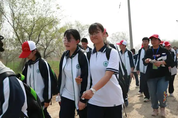 河北衡水中学春光里以脚步丈量大地携青春去远足放飞梦想