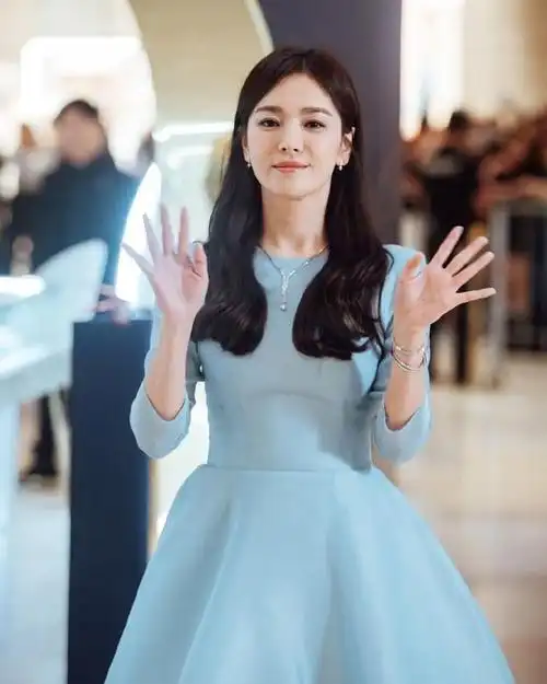 宋慧乔不愧为时尚女王翠蓝色连衣裙穿出洋气减龄优雅范
