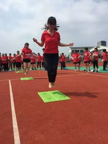 指压板跳绳每组3人(摇绳的两个人不算入在内),进行指压板上跳绳游戏