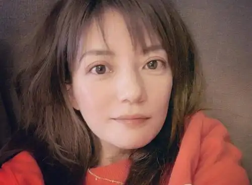 明显老了!赵薇开工任监制拍戏,素颜现身剧组吞云吐雾皮肤松垮