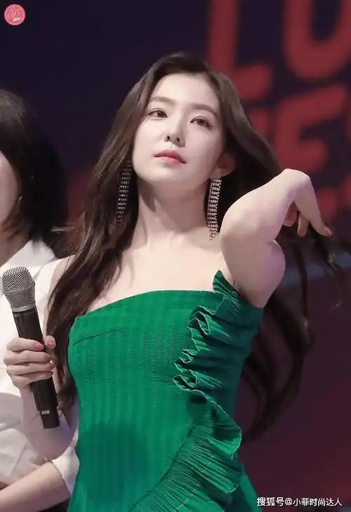 被称为颜值杀手韩国第四代女团颜值巅峰裴珠泫的高光时刻