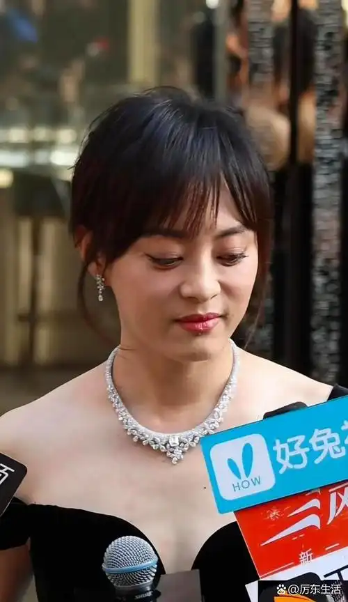 42岁孙俪没p图的照片被曝光啦,皮肤和气色看着不太好,跟网上传的美貌