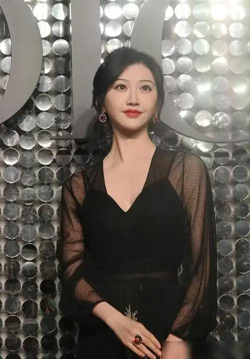 景甜穿黑色深v纱裙现身事业线抢镜