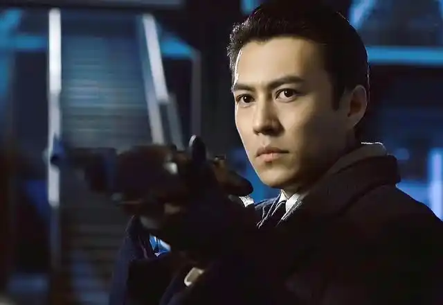 说到靳东,可以说是大众偶像了,尤其是在电视剧《我的前半生》中饰演的