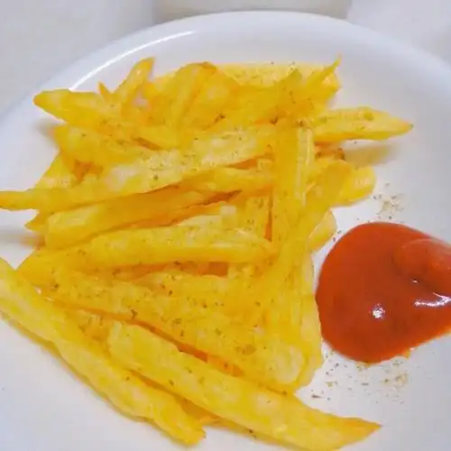 超级无敌简单的炸薯条完全不输油炸就是炸的时候没有调味,要蘸酱吃!