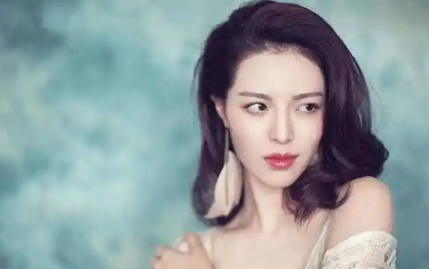 钟楚曦人美气质好,与陈伟霆合作显演技,再接新作被赞很有前途|马思纯