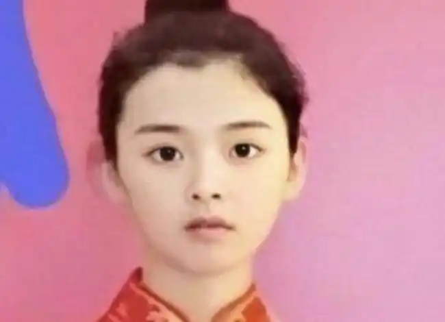 杨超越素人时照片登上热搜,看清她的五官之后,整容与否一望而知