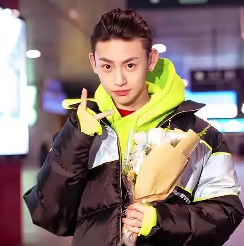 王琳凯为扔烟头道歉性情人是真情商低也是真这样的艺人难长久