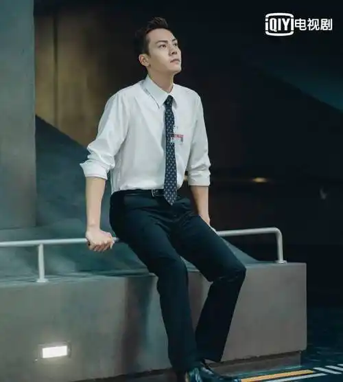 你们更爱陈伟霆留胡须霸气的模样还是那清秀的脸庞?_照片_剧照_时尚