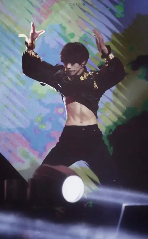 朱志鑫[超话]#分享一下小朋友的腹肌吧 今晚好好看阿t t(已编辑)