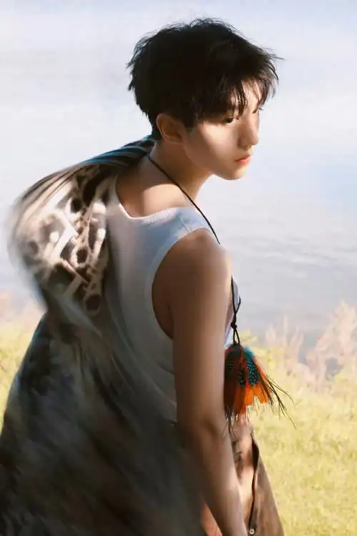 王俊凯elle四月刊封面##elle中法特别策划##王俊凯说发微博更像发