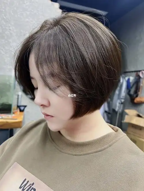 层次短发不单调 自然显脸小