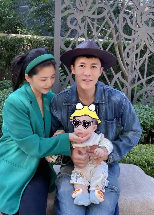 原创杜淳一家三口晒全家福五官神似父亲甜蜜十足