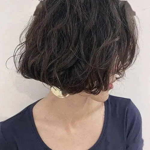 短发这样烫减龄又时尚