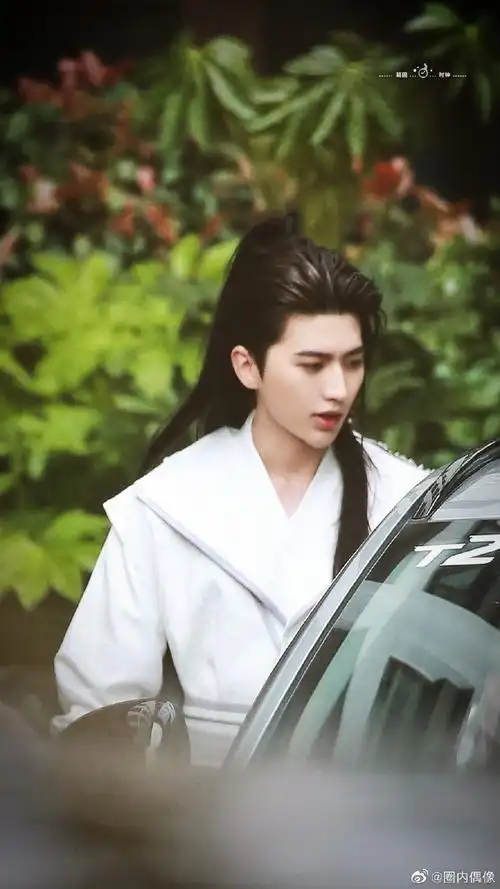 蔡徐坤今日奔跑吧录制路透,一身古装 高马尾造型,白衣翩翩的古风少年