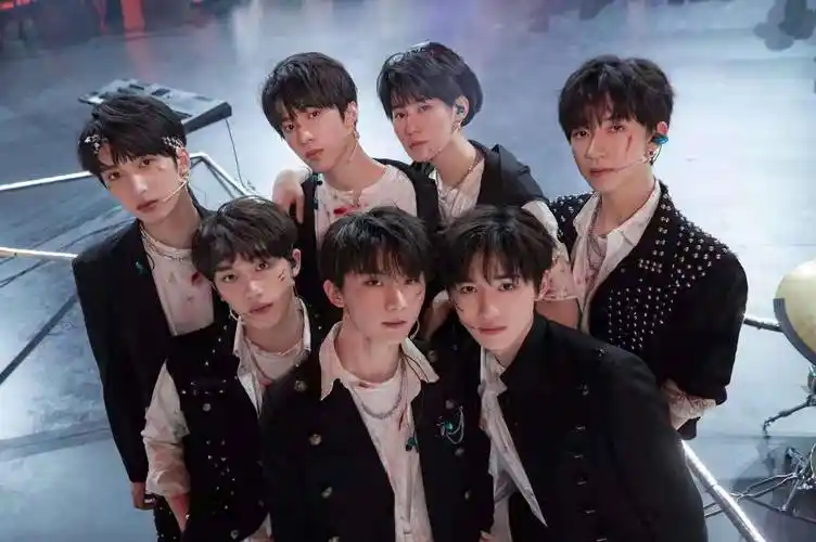 眼神憔悴状态差,丁程鑫宋亚轩站身后为他撑腰_少年团_时代_高考