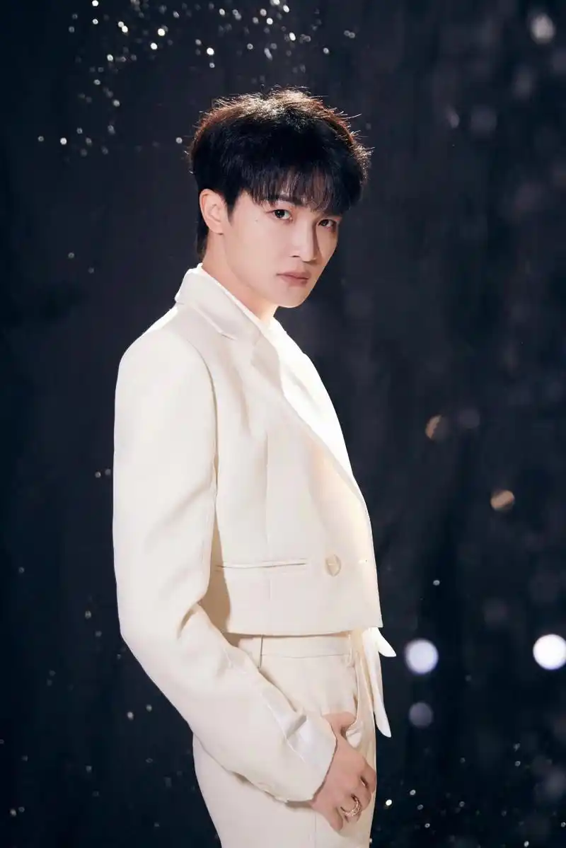 周深|个性魅力 璀璨灵动 周深佩戴buccellati作品亮相抖音美好奇妙夜