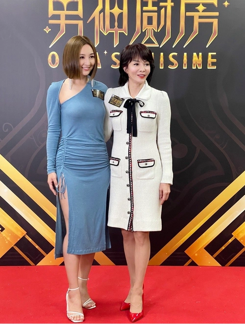 别看郑裕玲脸有点"僵",但身材保持真不错,针织裙都显不出赘肉_白色