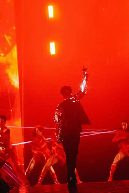 蔡徐坤演唱会后劲##蔡徐坤晒演唱会背影照