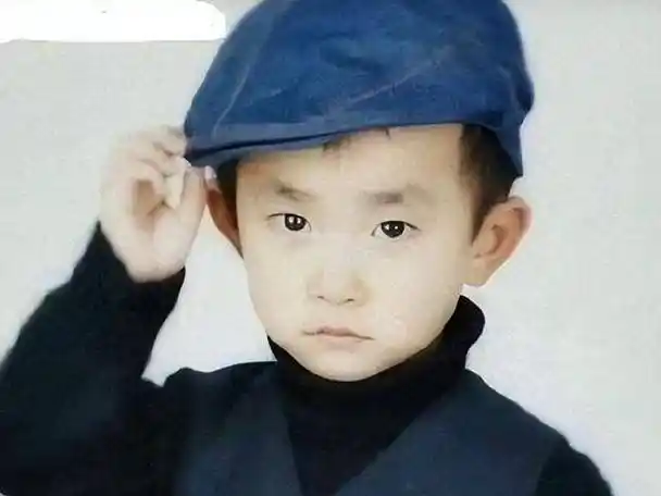 当其他孩子还在享受婴儿时期的悠闲时,两岁的易烊千玺就开始了严格的