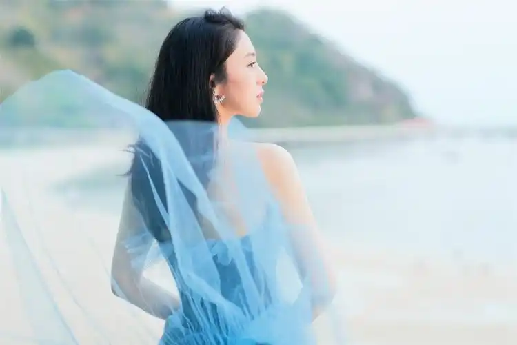 董璇夏日清新写真曝光 随性灵动气质天成