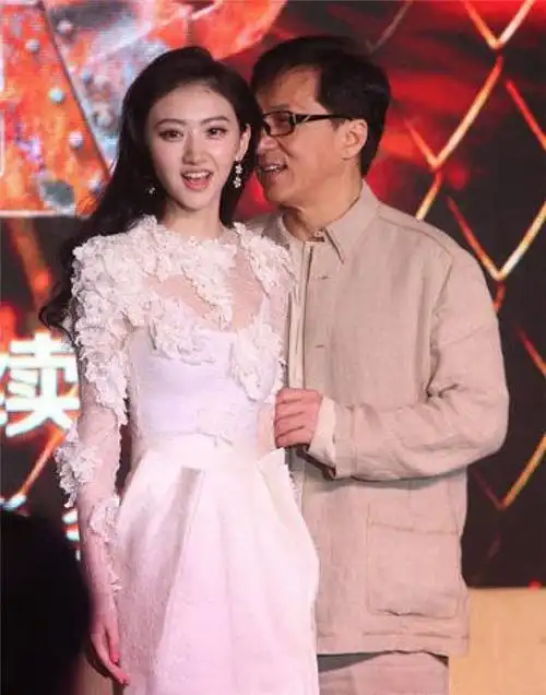 成龙又和欧阳娜娜亲密耳语了!他真的很喜欢这一动作!